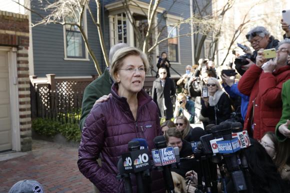Elizabeth Warren con la stampa davanti a casa sua.