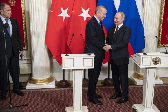 Una stretta di mano tra Erdogan e Putin dopo l intesa del cessate il fuoco in Siria.