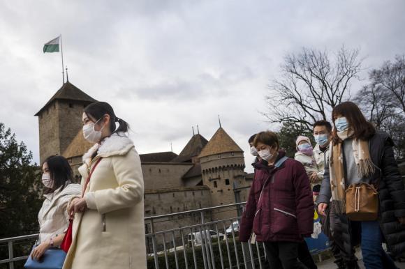 touristes chinois devant le château de Chillon