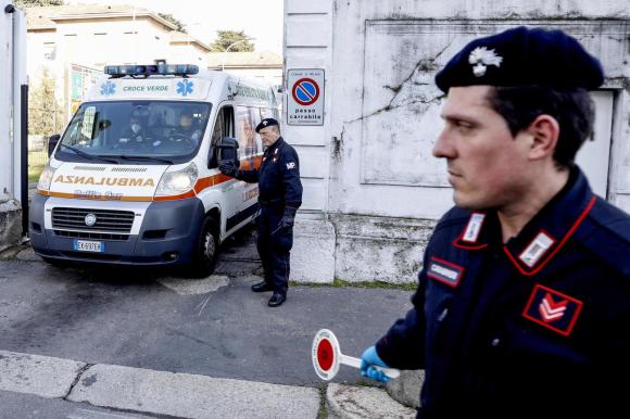 Carabinieri presidiano l ingresso di una struttura sanitaria.