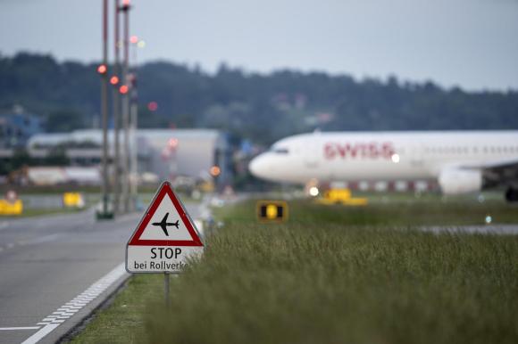 Un velivolo di Swiss e un cartello con scritto stop