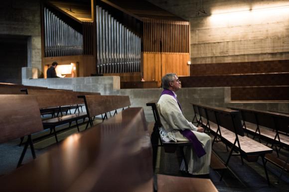 Il vescovo di Lugano Valerio Lazzeri in una chiesa vuota.