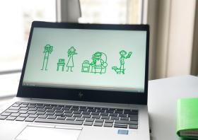 Un laptop aperto sul tavolo; sullo schermo una famiglia stilizzata; ogni membro utilizza un mezzo di comunicazione