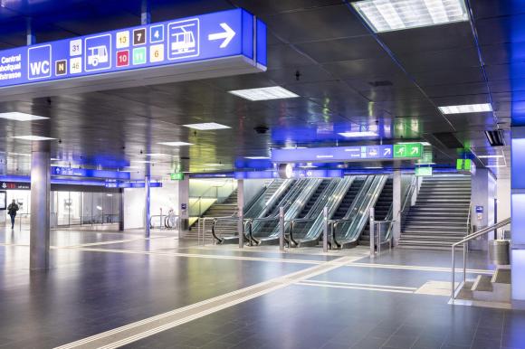 Il sottopassaggio della stazione di Zurigo completamente vuoto.
