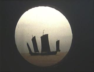 Silhouette di un imbarcazione vista attraverso un oblò al crepuscolo o forse all alba
