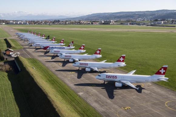 Decine di aerei della Swiss posteggiati all aeroporto di Dübendorf