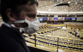 Persona con mascherina con parlamento sullo sfondo