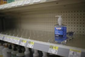 flacone di gel idroalcolico su uno scaffale di un supermercato