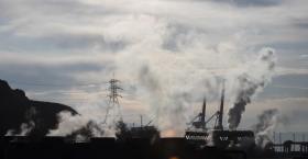 Emissioni inquinanti emesse da aziende chimiche nel distretto industriale di Kocaeli (Turchia).