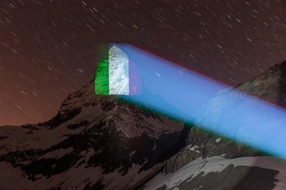 cervino illuminato con bandiera italiana
