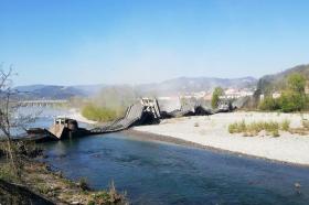 Il ponte crollato sul fiume