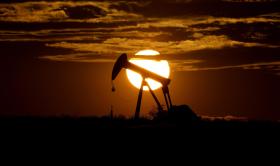 Un pozzo di petrolio nel Texas fotografato al tramonto
