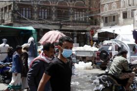 Diverse persone con la mascherina in un vecchio quartiere di Sanaa