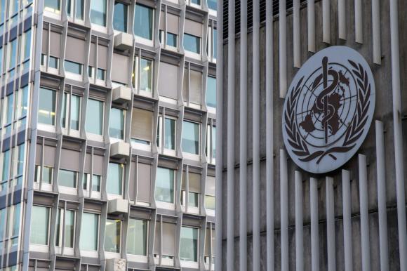 Immagine di un edificio amministrativo con effigie dell OMS (chiari i simboli dell Onu e della salute); finestre in parte aperte