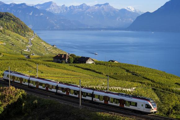Un idilliaca immagine della Svizzera: il lago Lemano, le vigne del Lavaux e in lontananza le Alpi