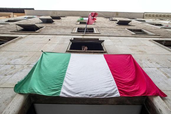 Una bandiera italiana appesa in un balcone