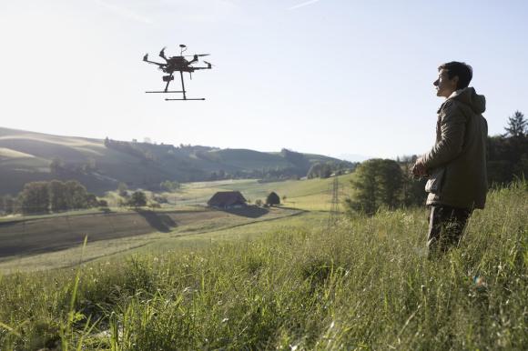 ragazzo con un drone in un campo