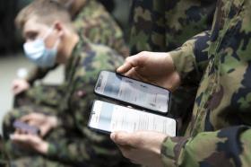 Militari con smartphone