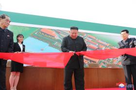Kim Jong-un mentre taglia il nastro nel corso dell inaugurazione di una fabbrica di fertilizzanti a Sunchon.