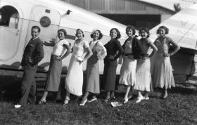 Troupe of artists accompanying Michel Simon to the airport. plane descent Date: 1933