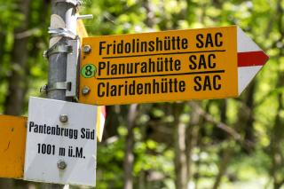 A signpost at the Panten Bridge behin Tierfehd in Linthal in the canton of Glarus, Switzerland