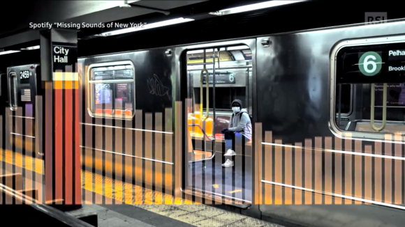 Immagine di un treno della metro di NY con portiera aperta e una sola persona all interno; in sovrimpressione, diagramma sonoro