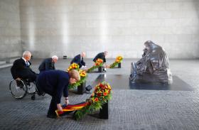 Le massime autorità tedesca posano delle corone davanti alla scultura Neue Wache in ricordo delle vittime della guerra.