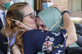 Silvia Romano abbraccia la madre all aeroporto di Ciampino