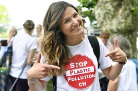 UNa ragazza indossa una maglietta con scritto Stop plastic pollution.