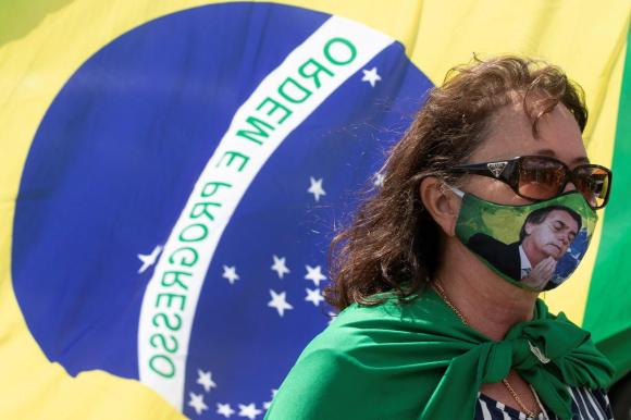 una militante di J. Bolsonaro indossa una mascherina di protezione su cui è stampata l effigie del presidente brasiliano.