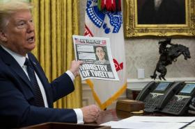 Donald Trump nello studio ovale mostra una copia del NY Post.
