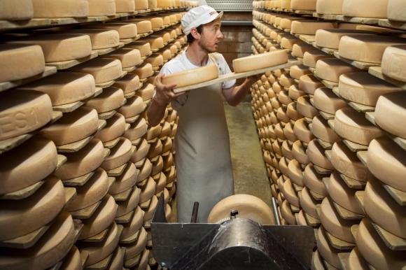 Forme di formaggio vallesano in una cantina di Verbier.
