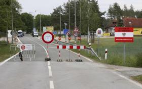 Valico doganale tra Austria e Cechia chiuso con cartelli e sbarramenti