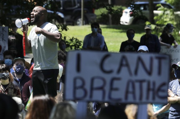 Manifestazioni di protesta a Tacoma, città dove è morto un altro afroamericano durante un fermo di polizia.