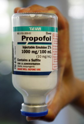 Una bottiglietta con l anestetico Propofol.