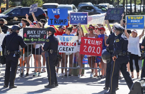 Sostenitori di Trumo con cartelli all arrivo del presidente a Dallas.