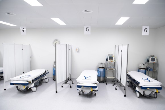 Tre lettini vuoti in un reparto d emergenza