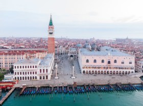 Piazza San Marco a Venezia completamente vuota.
