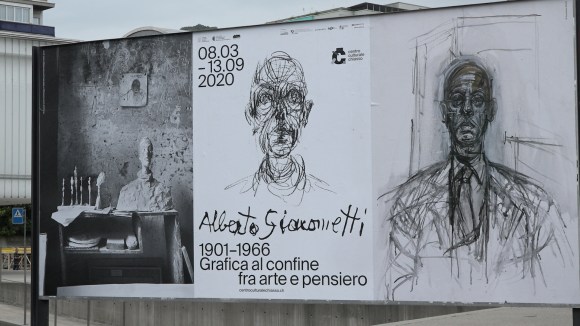 Il manifesto della mostra davanti al museo