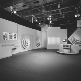 Studio televisivo con lunghe pareti decorate da figure tipo tarocchi e cerchi concentrici