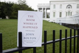 Libro dal titolo The room... appoggiato su una ringhiera del giardino della Casa Bianca.