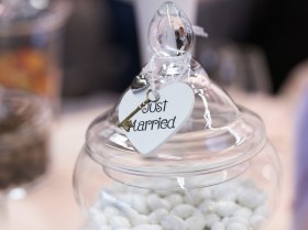 Confetti in un vaso di vetro con la scritta Just married