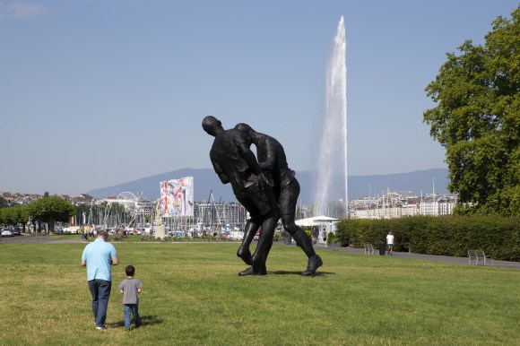 L immensa scultura a bordo del lago Lemano.