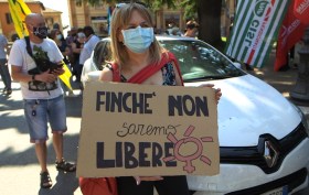donna manifesta con un cartello con la scritta finché non saremo libere