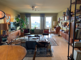 interno di un appartamento con mobili in stile anni 60 e un televisore dei nostri giorni.
