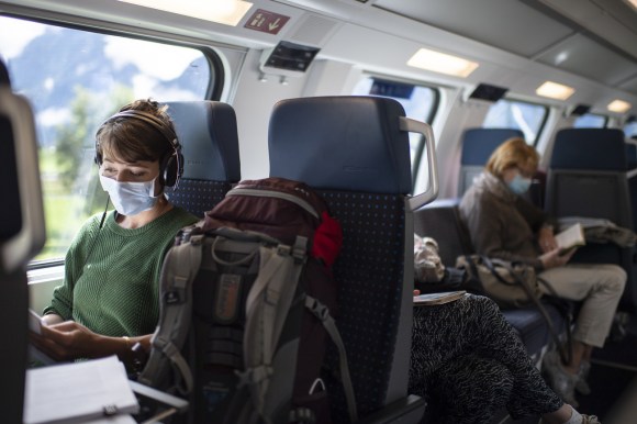 Passeggeri sul treno con la mascherina tra Zurigo e Sargans
