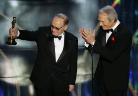 Ennio Morricone nel 2007 con l Oscar alla carriera consegnatoli da Clint Eastwood