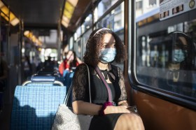 Frau mit Maske im Tram