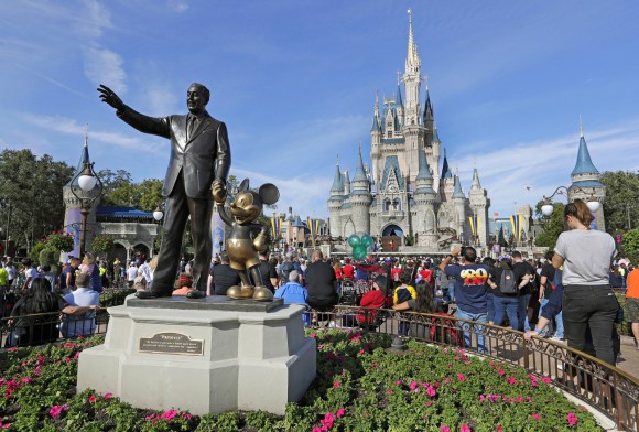 La statua di Walt Disney con Topolino e dietro il castello di Cenerentola.