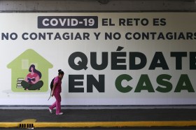 Un immenso cartellone a Città del Messico con l invito a restare a casa.